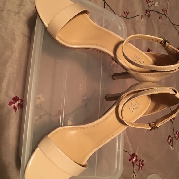 Women’s heels - Picture 2 of 2